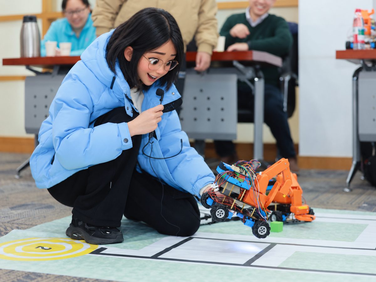 学生在成果路演现场演示机器人作品