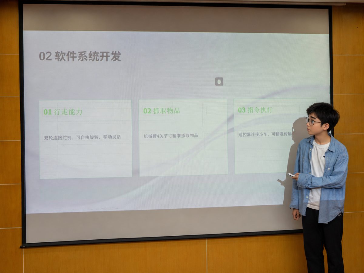 学生在答辩中讲解软件系统设计