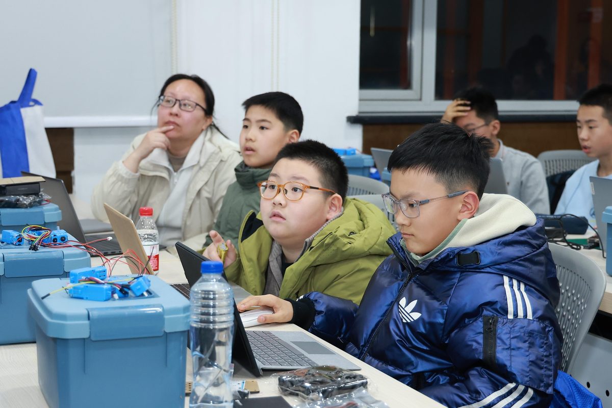 志达学生在课堂上专注听讲