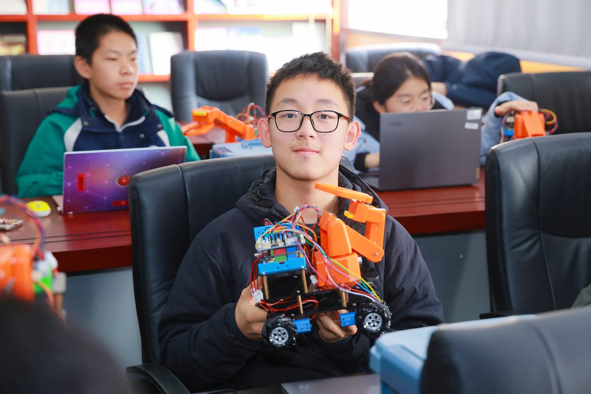 学长展示自己的机械臂小车作品